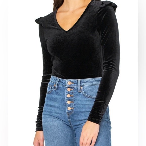 V-Neck Ruffle detail shoulder velvet bodysuit - Picture 3 of 9